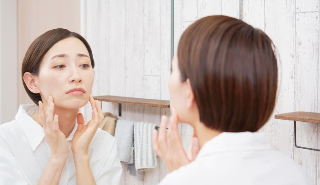 肌を気にする女性