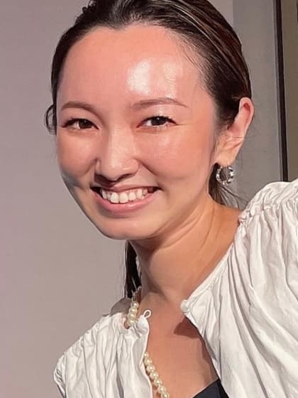 洗顔する女性
