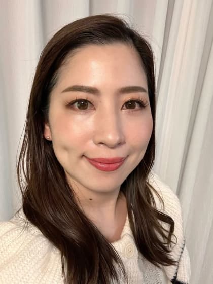 洗顔する女性
