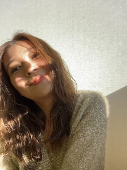 洗顔する女性